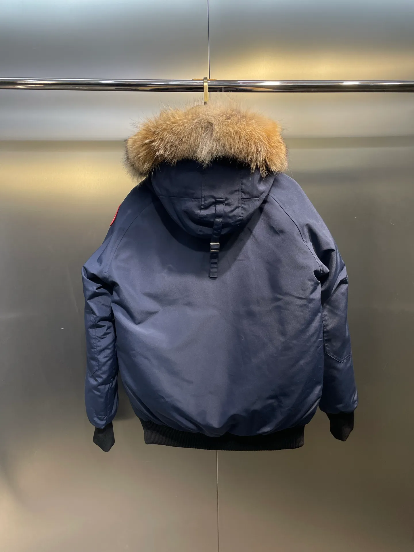 P780 high-end version Canada Goose Canada Goose #Chilliwack 7999M bomber jacket short down jacket/01 model #Men and Women Same Style# ➖ Genuine synchronous anti-counterfeiting chip sensor! ➖ Imported 21S polyester-cotton blended original fabric [last year’s 16S/18S hard fabrics have been completely eliminated, this year all use 21S genuine synchronous fabrics, the soft mid-strap feels delicate and textured], genuine synchronous Feather-Light 10D waterproof coating fabric, made of 84.5 polyester fiber and 15.5 cotton, 100% the best feel in the entire network! ➖ The genuine official website is synchronized with the national standard 80 white duck down, you can check the official website customer service, there will never be a series of misleading claims such as 90 down or goose down! ➖ Using the best nylon lining with double double-layer sealing design, velvet-proof No. 7 needle + grid-filled down ready-made garments, there is 100% no so-called velvet running! ➖ The cuffs are designed with thickened seamless threads, and the collar and pockets are lined with top-quality polar fleece to keep you warm and comfortable! ➖ Yoshida YKK provides original custom-made electroplated sliders. YKK two-way lockable zippers are tight and smooth and will not peel off paint! ➖ 3M composite guarantees that the Velcro is the same as the original, durable, and all accessories and hardware are custom-made! ➖ Imported BEHRINGER embroidery machine to customize the 10,000-needle embroidery logo, 98% of which can be reproduced to restore the original logo. You can check and compare on the official website! ➖ The fur collars are all made of large pieces of Western Canadian blue wolf hide, ensuring that each fur collar is 13-15cm wide!   Size:XS-XXL